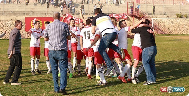 שחקני איכסל חוגגים (עדי מלול)